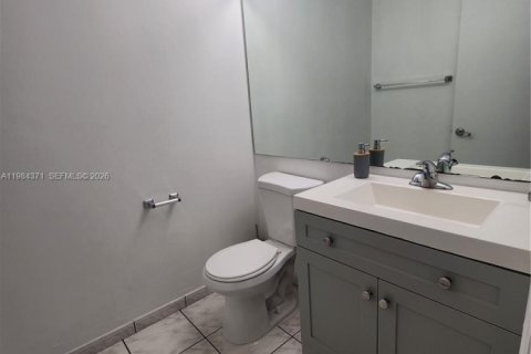 Casa en alquiler en Hialeah, Florida, 4 dormitorios, 220.36 m2 № 2048682 - foto 19