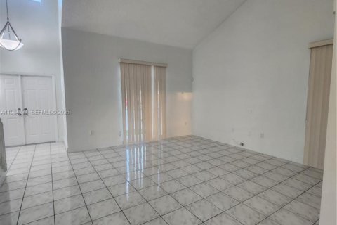 Casa en alquiler en Hialeah, Florida, 4 dormitorios, 220.36 m2 № 2048682 - foto 9