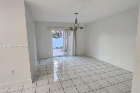 Casa en alquiler en Hialeah, Florida, 4 dormitorios, 220.36 m2 № 2048682 - foto 18