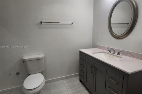 Casa en alquiler en Hialeah, Florida, 4 dormitorios, 220.36 m2 № 2048682 - foto 27