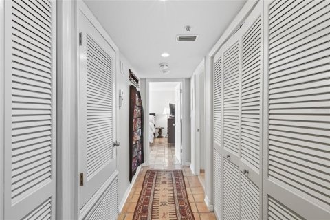 Condo in Sarasota, Florida, 2 bedrooms № 2213632 - photo 24