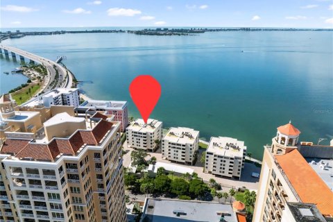 Condo in Sarasota, Florida, 2 bedrooms № 2213632 - photo 2