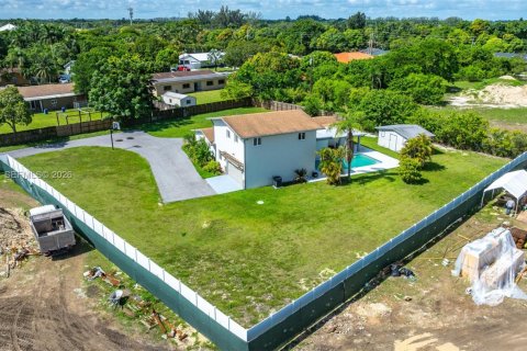 Casa en venta en Miami, Florida, 4 dormitorios, 240.52 m2 № 2023827 - foto 13