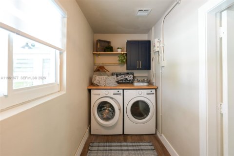 Casa en venta en Miami, Florida, 4 dormitorios, 240.52 m2 № 2023827 - foto 30