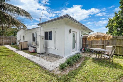 House in Miami, Florida 4 bedrooms, 138.05 sq.m. № 1933990 - photo 19