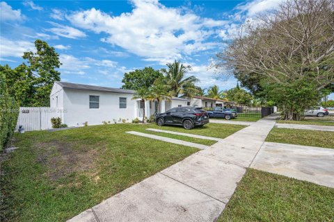House in Miami, Florida 4 bedrooms, 138.05 sq.m. № 1933990 - photo 3