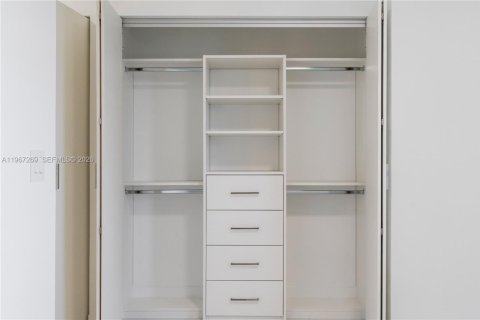 Condo in Miami, Florida, 3 bedrooms  № 2028569 - photo 19