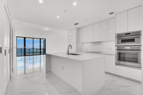 Condo in Miami, Florida, 3 bedrooms  № 2028569 - photo 2