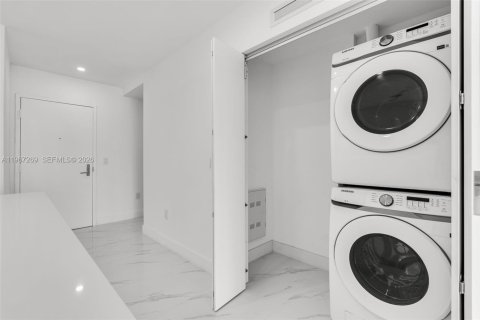 Condo in Miami, Florida, 3 bedrooms  № 2028569 - photo 30