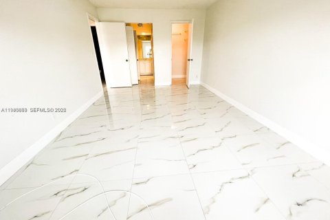 Снять в аренду кондоминиум в Форт-Лодердейл, Флорида 2 спальни, 111.48м2, № 2004148 - фото 16