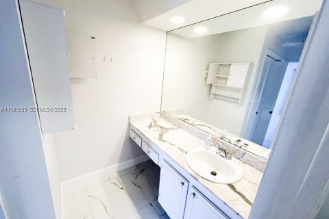Снять в аренду кондоминиум в Форт-Лодердейл, Флорида 2 спальни, 111.48м2, № 2004148 - фото 18