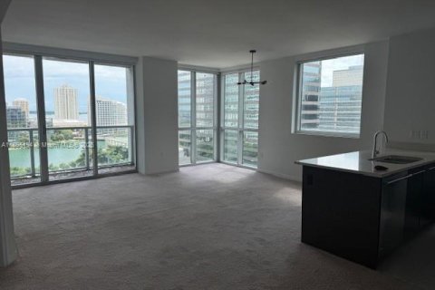 Condo in Miami, Florida, 2 bedrooms  № 1947943 - photo 8