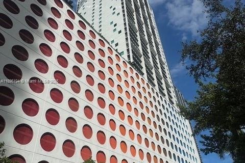 Condo in Miami, Florida, 2 bedrooms  № 1947943 - photo 5