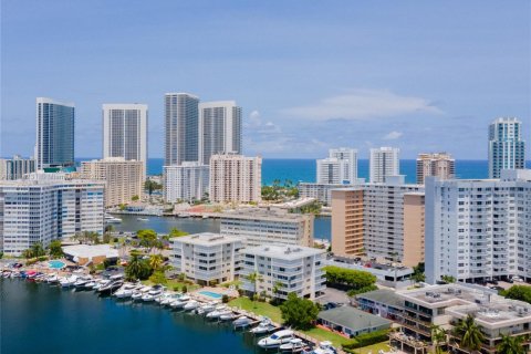 Condominio en venta en Hallandale Beach, Florida, 2 dormitorios, 100.33 m2 № 1766482 - foto 1