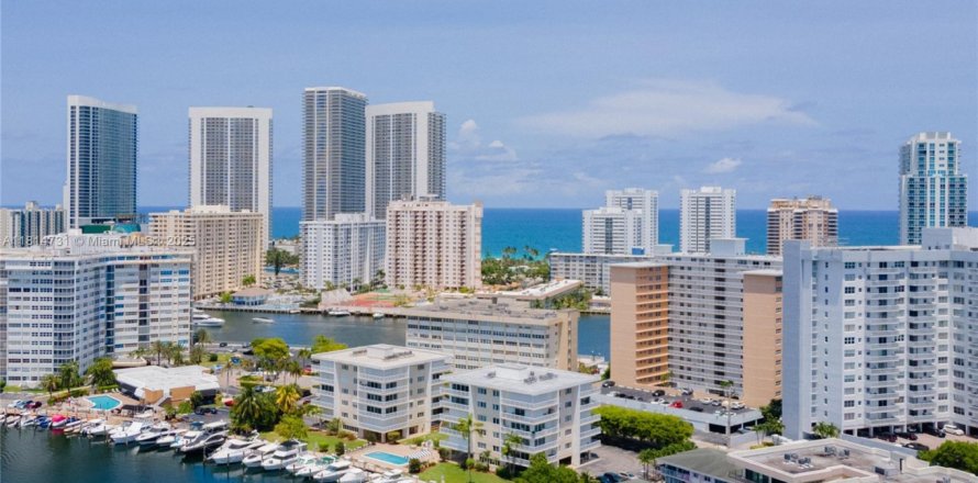 Condominio en Hallandale Beach, Florida, 2 dormitorios  № 1766482