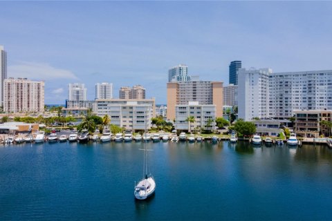 Condominio en venta en Hallandale Beach, Florida, 2 dormitorios, 100.33 m2 № 1766482 - foto 2