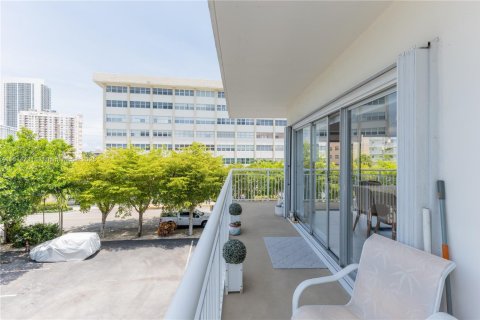 Condominio en venta en Hallandale Beach, Florida, 2 dormitorios, 100.33 m2 № 1766482 - foto 10