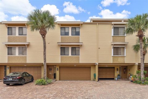 Townhouse in Treasure Island, Florida 3 bedrooms, 188.13 sq.m. № 2127347