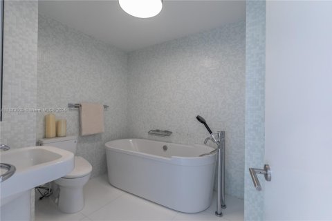 Condominio en alquiler en Miami, Florida, 3 dormitorios, 239.78 m2 № 2016500 - foto 28