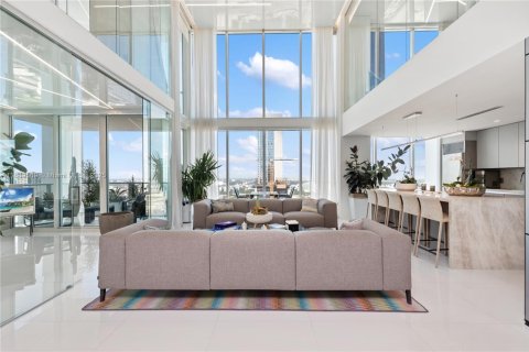 Condominio en alquiler en Miami, Florida, 3 dormitorios, 239.78 m2 № 2016500 - foto 4