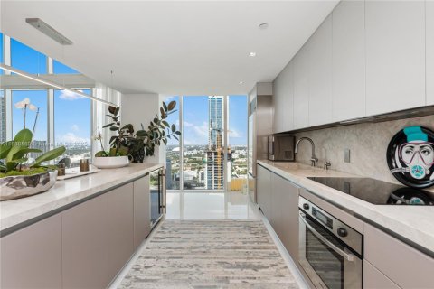 Condominio en alquiler en Miami, Florida, 3 dormitorios, 239.78 m2 № 2016500 - foto 10