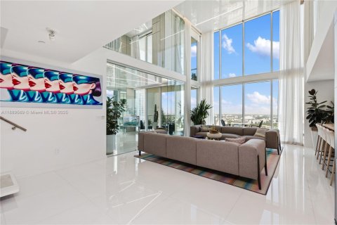Condominio en alquiler en Miami, Florida, 3 dormitorios, 239.78 m2 № 2016500 - foto 3