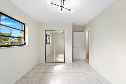 House in Miami, Florida 4 bedrooms, 142.98 sq.m. № 1952491 - photo 7
