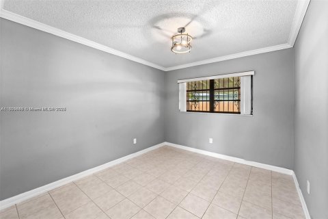 House in Miami, Florida 4 bedrooms, 142.98 sq.m. № 1952491 - photo 9