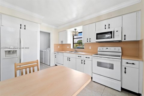 House in Miami, Florida 4 bedrooms, 142.98 sq.m. № 1952491 - photo 15