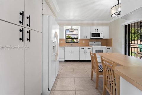 House in Miami, Florida 4 bedrooms, 142.98 sq.m. № 1952491 - photo 17