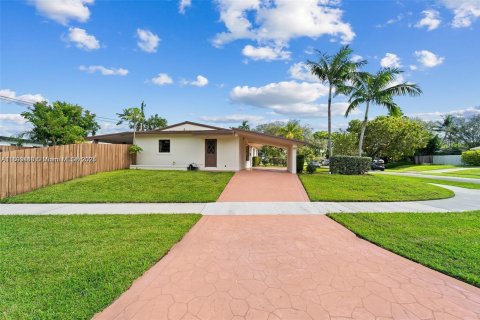House in Miami, Florida 4 bedrooms, 142.98 sq.m. № 1952491 - photo 27