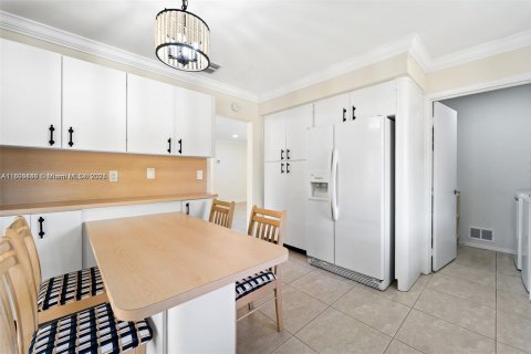 House in Miami, Florida 4 bedrooms, 142.98 sq.m. № 1952491 - photo 18