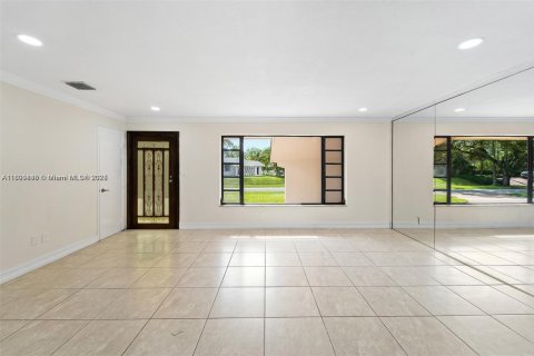 House in Miami, Florida 4 bedrooms, 142.98 sq.m. № 1952491 - photo 4