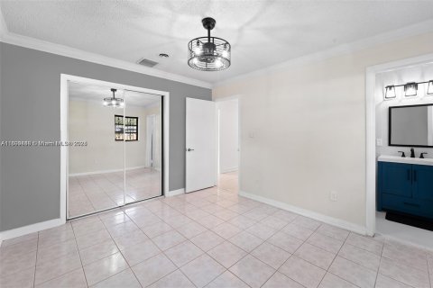 House in Miami, Florida 4 bedrooms, 142.98 sq.m. № 1952491 - photo 10