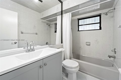 House in Miami, Florida 4 bedrooms, 142.98 sq.m. № 1952491 - photo 14