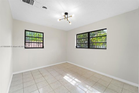 House in Miami, Florida 4 bedrooms, 142.98 sq.m. № 1952491 - photo 12