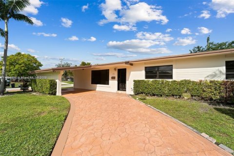 House in Miami, Florida 4 bedrooms, 142.98 sq.m. № 1952491 - photo 2