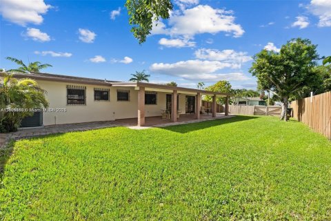 House in Miami, Florida 4 bedrooms, 142.98 sq.m. № 1952491 - photo 25