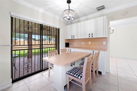 House in Miami, Florida 4 bedrooms, 142.98 sq.m. № 1952491 - photo 16