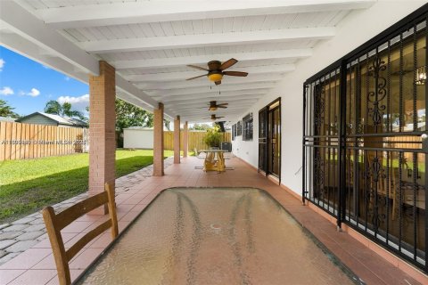 House in Miami, Florida 4 bedrooms, 142.98 sq.m. № 1952491 - photo 21