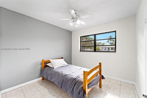 House in Miami, Florida 4 bedrooms, 142.98 sq.m. № 1952491 - photo 13