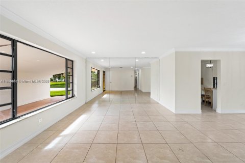 House in Miami, Florida 4 bedrooms, 142.98 sq.m. № 1952491 - photo 3