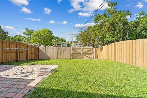 House in Miami, Florida 4 bedrooms, 142.98 sq.m. № 1952491 - photo 24