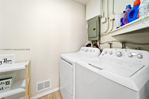 House in Miami, Florida 4 bedrooms, 142.98 sq.m. № 1952491 - photo 20
