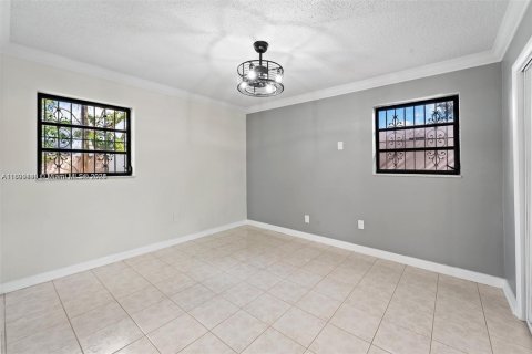 House in Miami, Florida 4 bedrooms, 142.98 sq.m. № 1952491 - photo 11