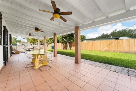 House in Miami, Florida 4 bedrooms, 142.98 sq.m. № 1952491 - photo 23