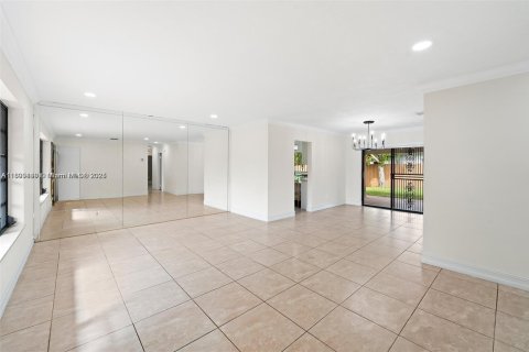 House in Miami, Florida 4 bedrooms, 142.98 sq.m. № 1952491 - photo 5