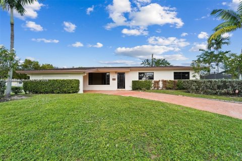 House in Miami, Florida 4 bedrooms, 142.98 sq.m. № 1952491 - photo 1