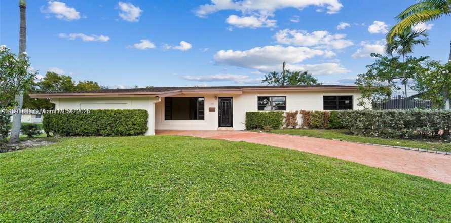 House in Miami, Florida 4 bedrooms, 142.98 sq.m. № 1952491