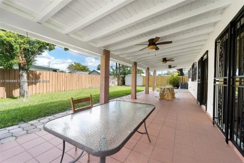 House in Miami, Florida 4 bedrooms, 142.98 sq.m. № 1952491 - photo 22